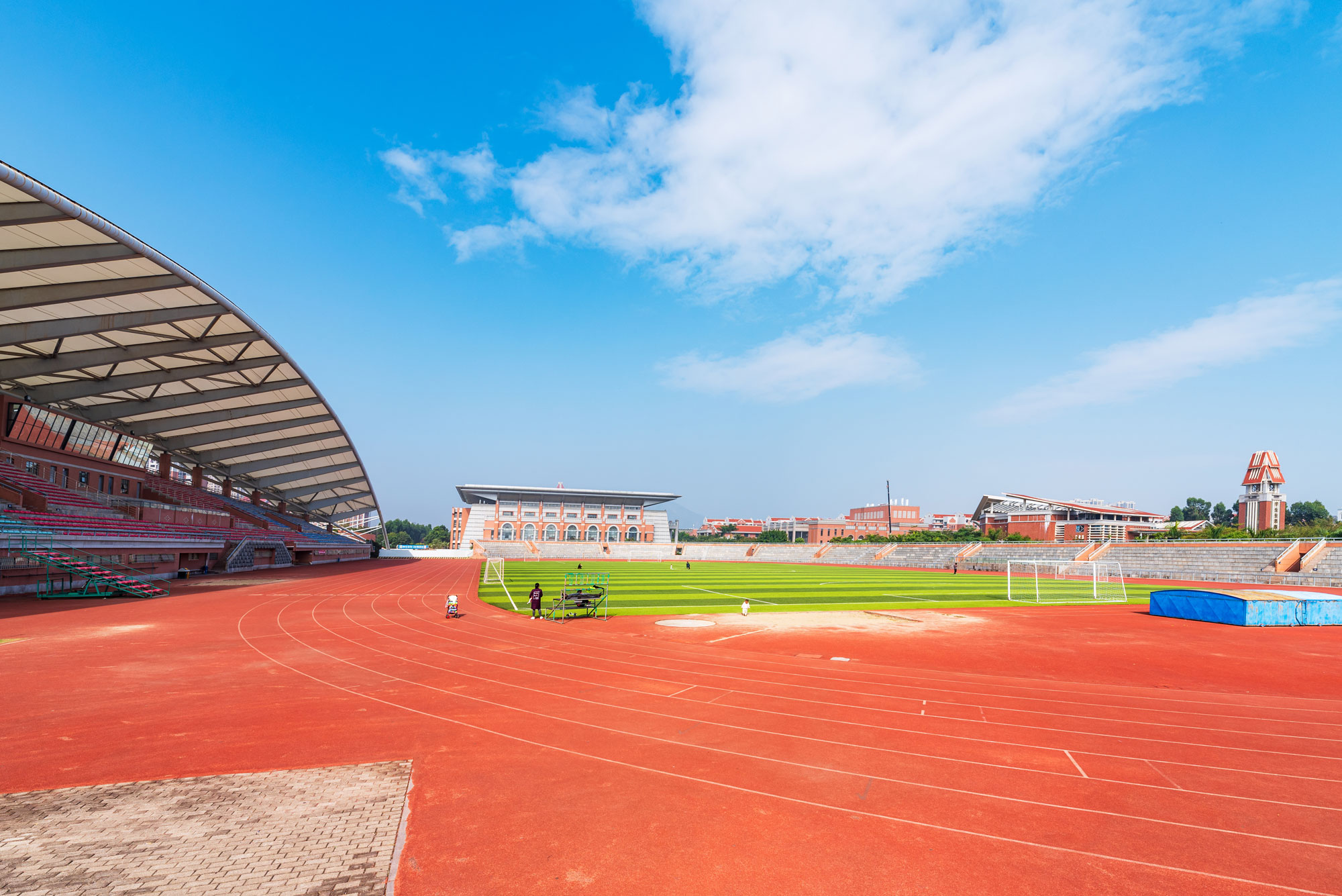 建設(shè)沈陽塑膠跑道排水溝時(shí)需要注意什么 建設(shè)沈陽塑膠跑道排水溝時(shí)需要注意什么
